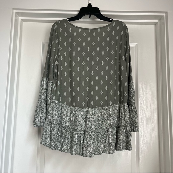 Mudd 3/4 Sleeve Bell Green Patterned Blouse. - Picture 6 of 6